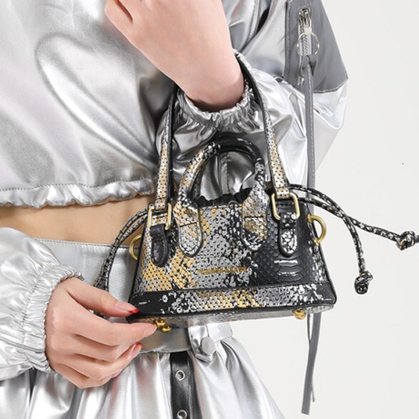 Designer Pack Premium Delicate Room Golden Snake Pattern Portable Small Square For Women New Fashion Versatile Lipstick Powder Shoulder Bag Free Shipp