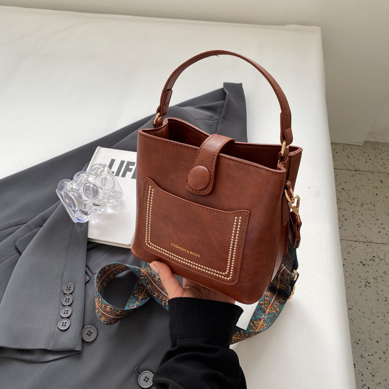 2025 New Free Delivery Designer's Bag Small Niche Design For Women Spring New Popular Wide Shoulder Strap Crossbody Versatile Hand-held Bucket Ba