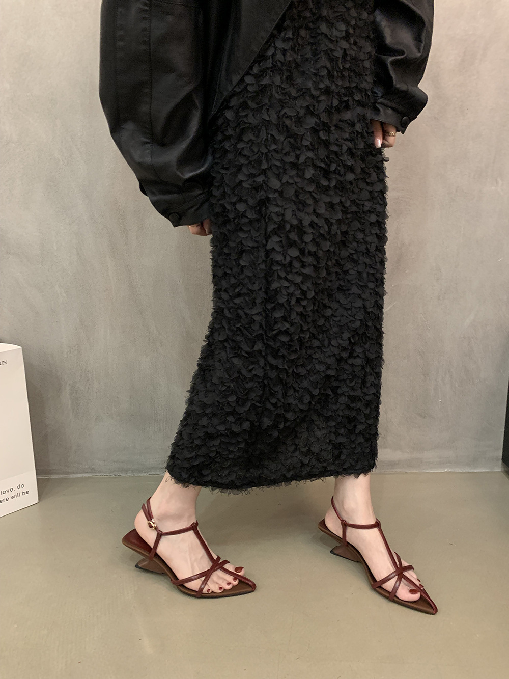 Designer sandals Fashionable style! Sharp pointed cross shaped sandals with sloping heels for women 2025 new style socialite Roman open toed high heel