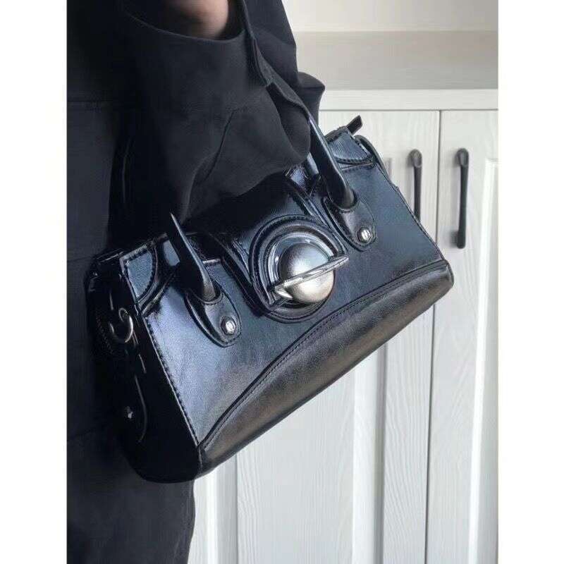 version of niche design spicy girl armpit bag women's 2025 new sweet and cool versatile three-dimensional hand-held shoulder