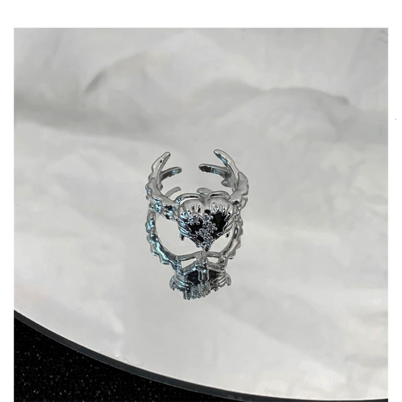 Thorn black heart ring, couple's niche design, high-end fashion, new trend, personality, female