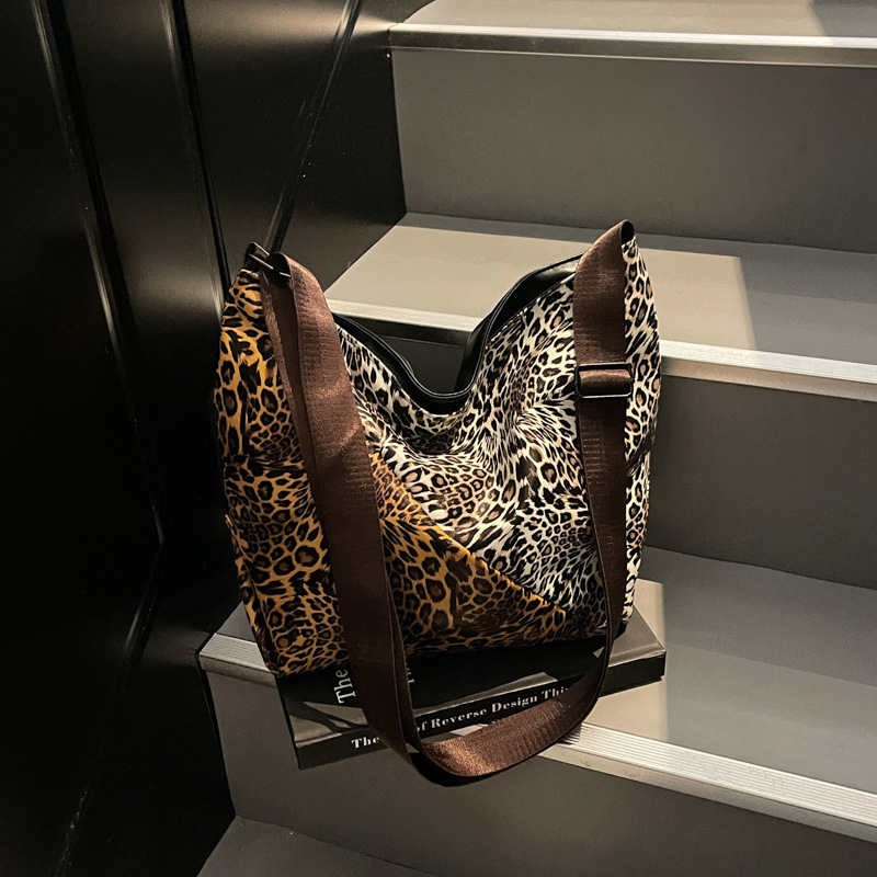 2025 new leopard print shoulder bag, American niche, large capacity, lazy, fashionable, versatile, vegetable basket handbag