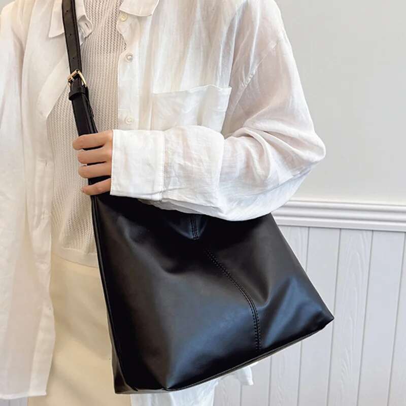 Vintage Large Capacity Shoulder For Women With Soft Solid Crossbody Retro Tote Bag For Commute