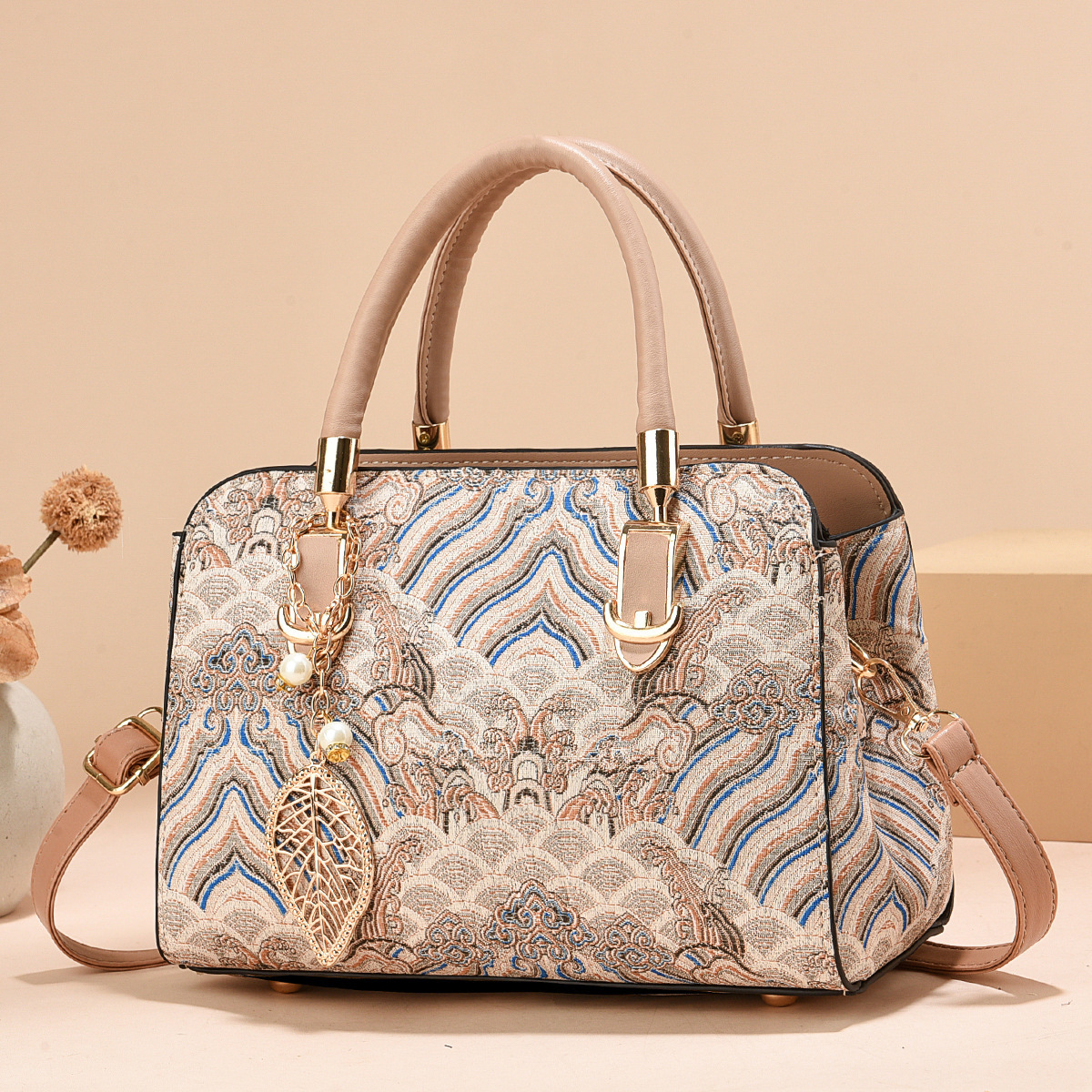 2025 high-quality new bag, Chinese style fashion retro high-end feel, hand-held women's designer printed single shoulder diagonal cross large cap