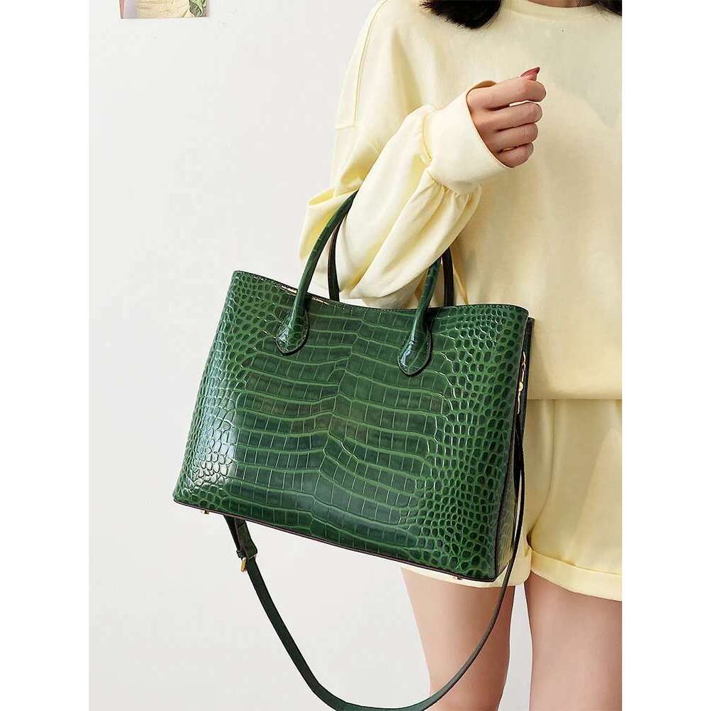 2024 New Crocodile Leather Women's Handbag Tote Large Capacity Shoulder Messenger Bag Commuter Fashion Portable Bags
