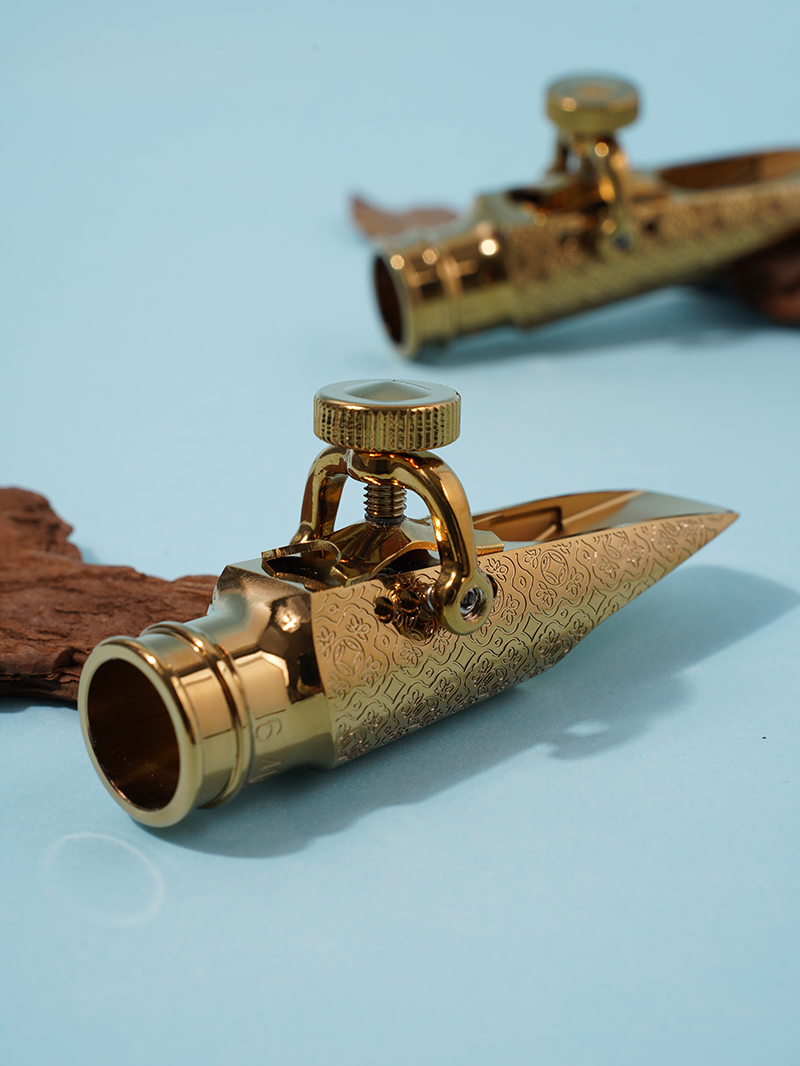 Vintage pure copper saxophone head alto head engraved with the beauty of the art of playing