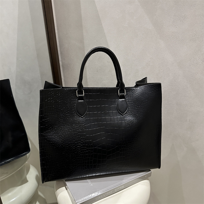 2025 Spring/summer Fashionable Solid Color Western Style Large Capacity Leisure Commuter Luxury Bag New Trendy New Free Delivery Designer Simple Handh