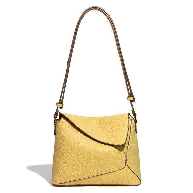 High end 2025 new large capacity niche versatile single shoulder crossbody hand-held women's armpit bag for going out