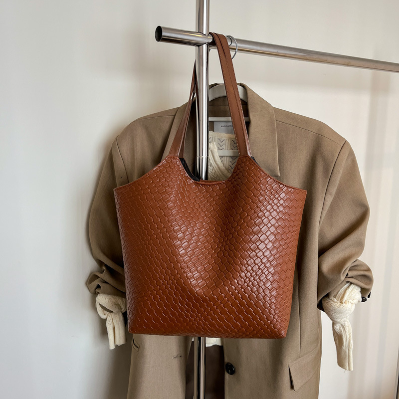 Women's Large Capacity Shoulder New Free Delivery Designer Bag Winter New Versatile Commuting Armpit Popular Luxury Bag This Year Tote Bag Trend