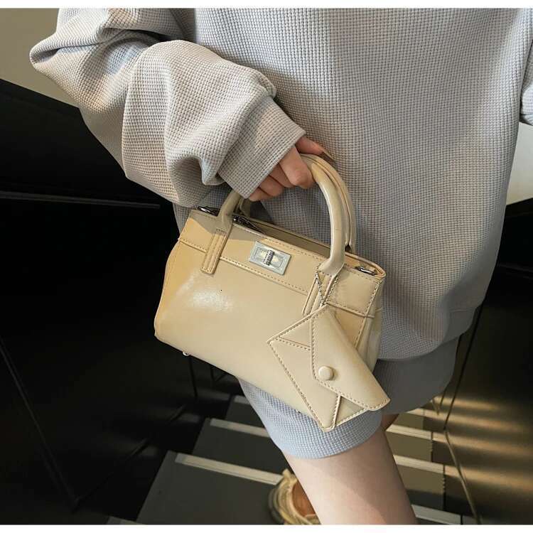 High-End Vintage Crossbody Bag Minimalist Designer Paris Style Leather Tote With Elegant Letter Detail