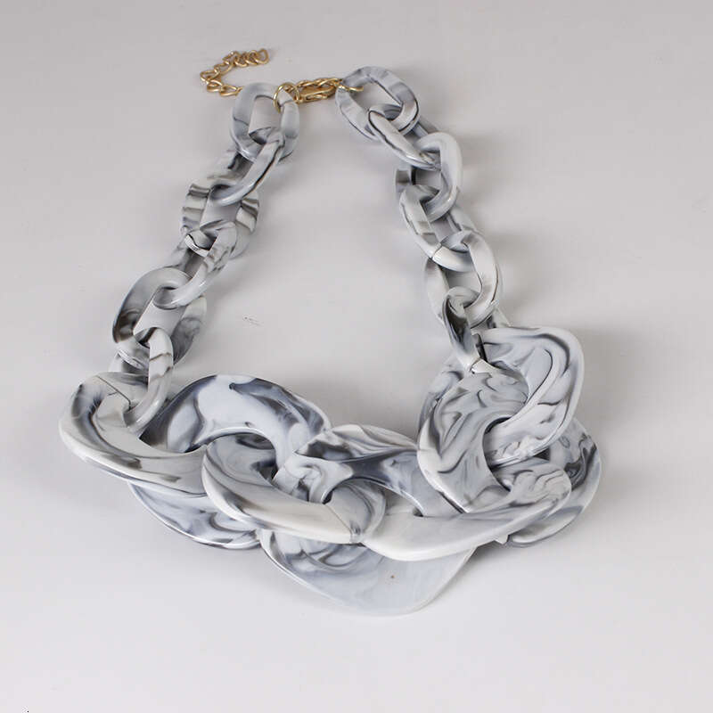 Exaggerated versatile short piece collarbone chain women's acrylic necklace high-end accessory