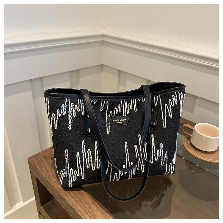 2025 New Free Delivery Designer's Bag Student Class Female Single Shoulder Underarm Striped Large Capacity Commuter Leisure Tote Bag