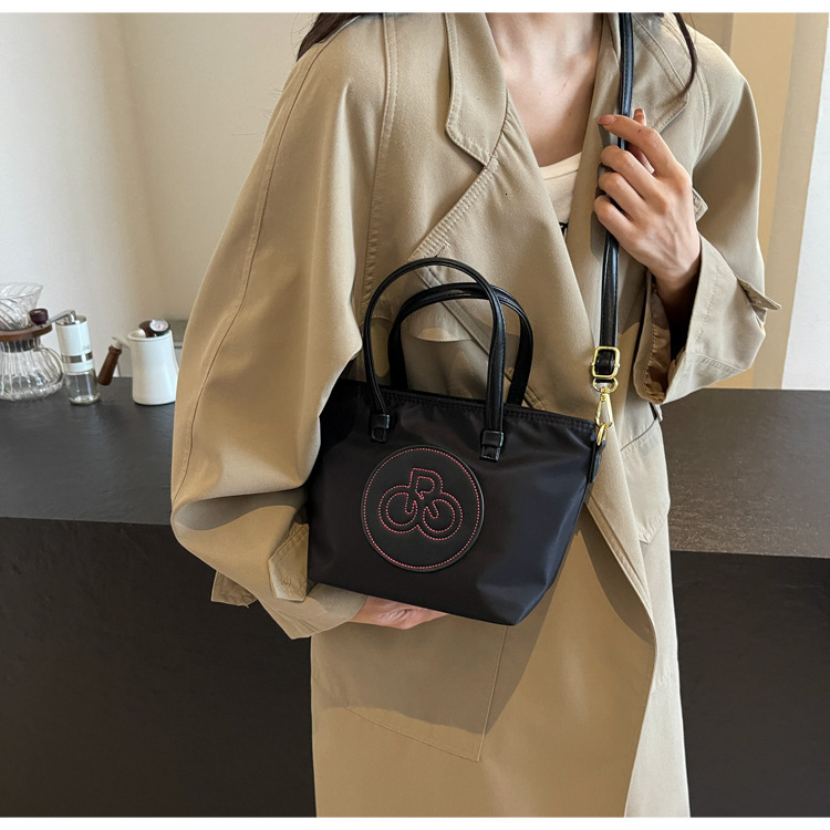 Handheld contrasting crossbody bag for women in the summer of 2025, new Korean Instagram trendy Oxford cloth shoulder bag, niche fashion