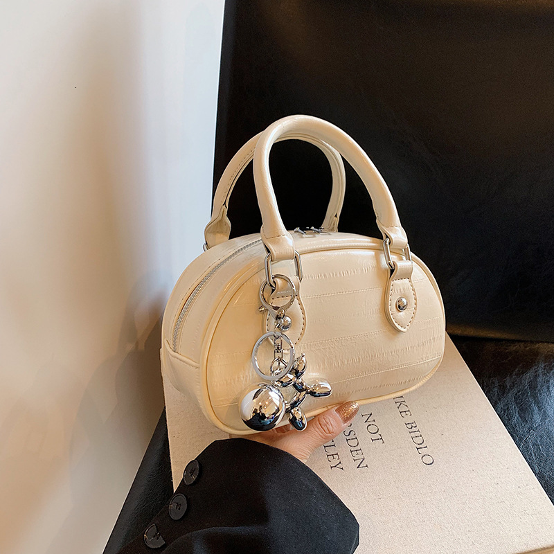 New designer bag, high-end silver small lady 2025 new popular multifunctional crossbody bag, fashionable and super hot handheld bowling bag