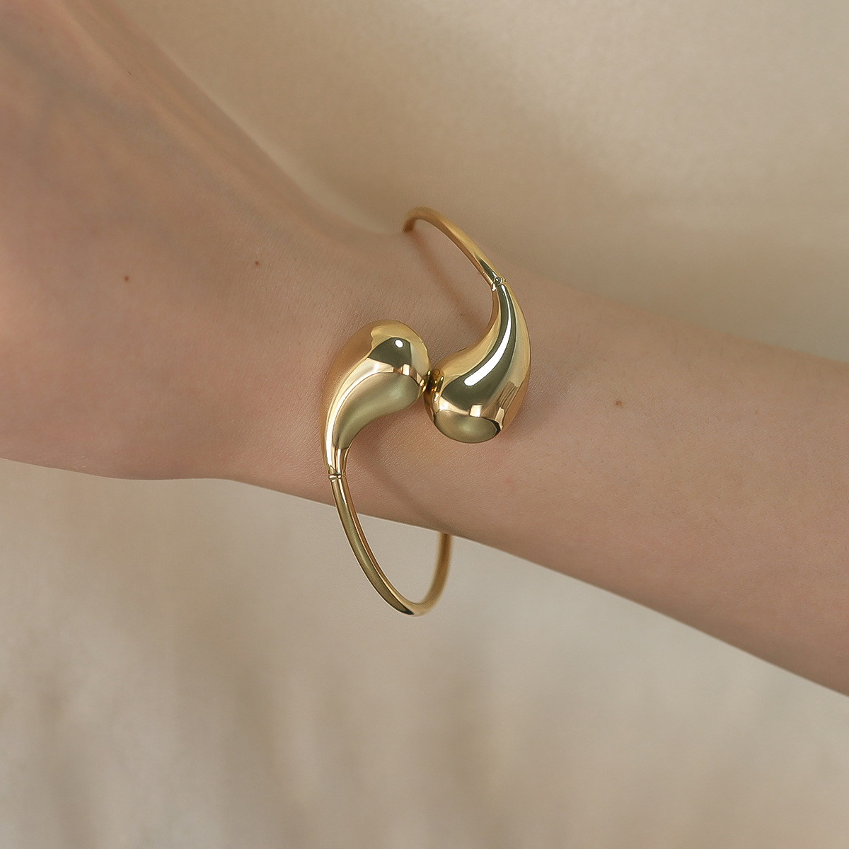Trendy Waterdrop Titanium Bracelet with Open Design, Adjustable Gold Bangle for Women, Fashionable Elastic Handcuff Jewelry Wholesale
