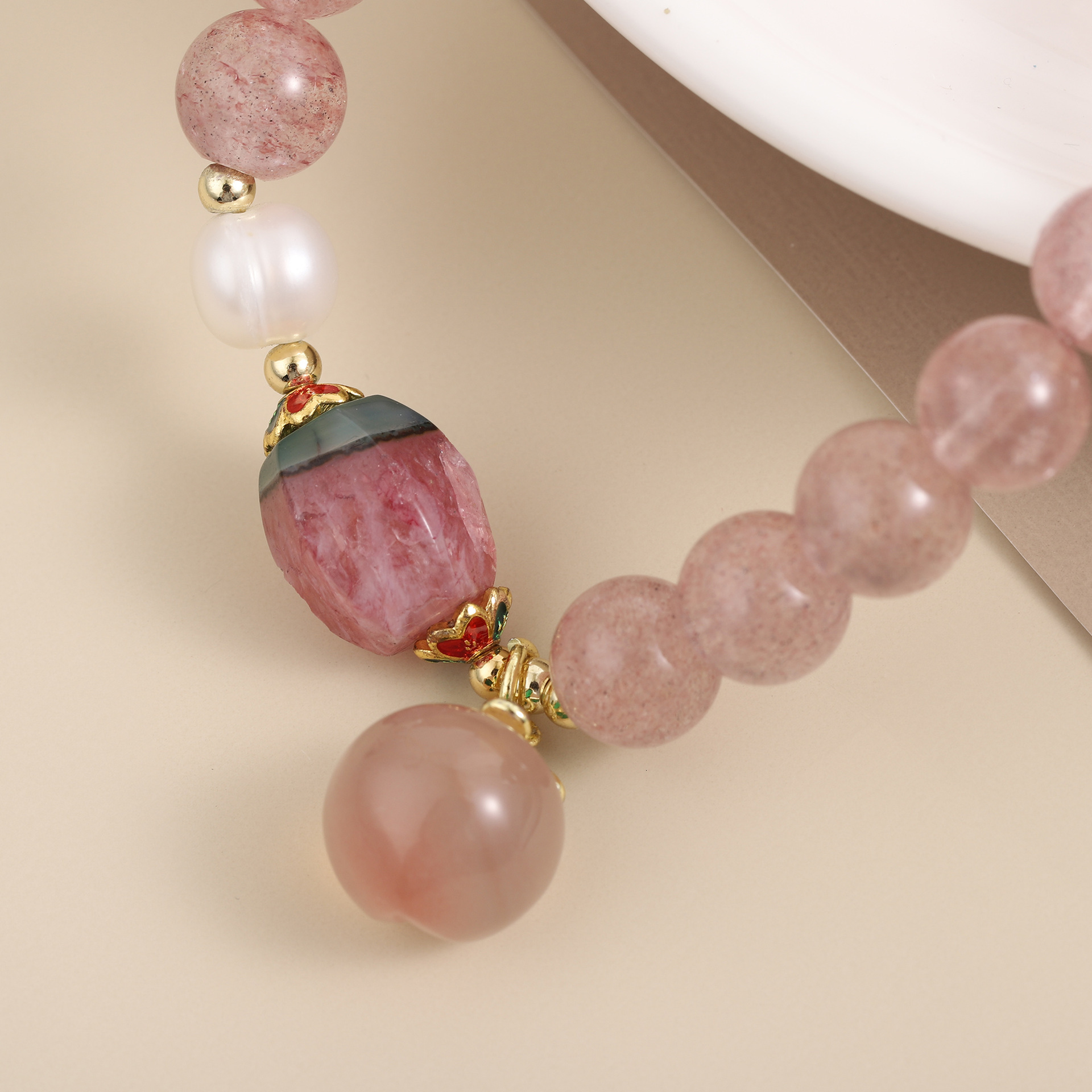 Korean version of fresh bead bracelet, cute and fashionable for girls, simple strawberry crystal best friend bracelet