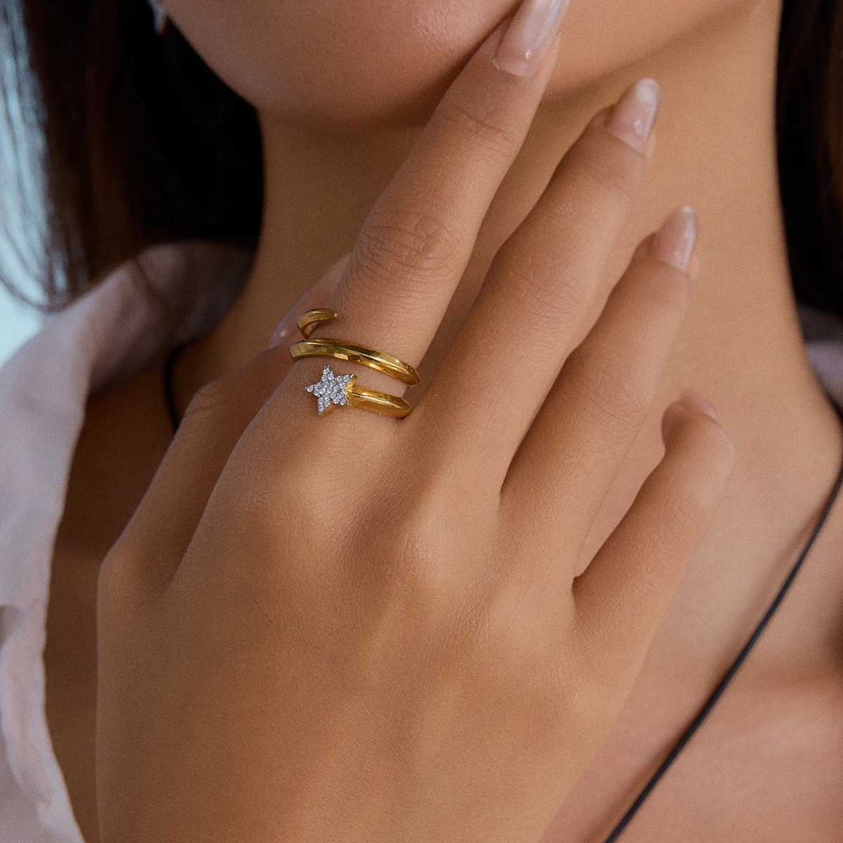 World Fashion Pentagram Three Layer Ring 18K Gold Color Plated Stainl Steel Water Diamond Star Stackable Ring Womens JewelrXJ250514