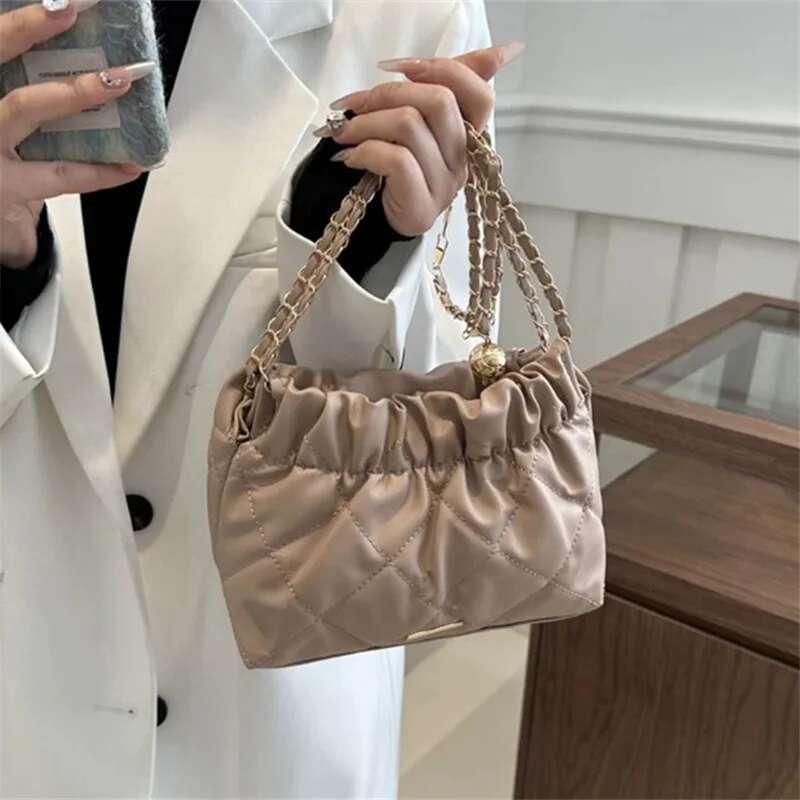 2025 New Bag Chic Quilted Seam Women's Fashion Chain Shoulder Bag Wrinkle Designer Fashion Crossbody Bag Suitable for Daily Use Large Capacity Ve