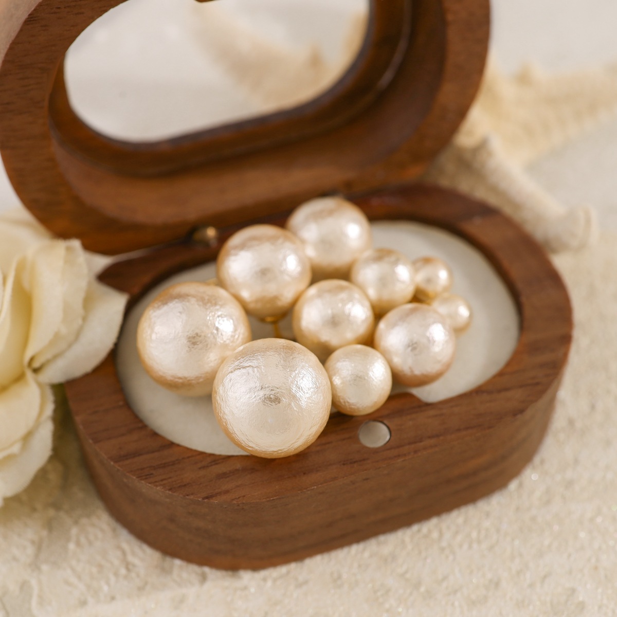 Timeless Chic Accessory Set: Sophisticated Retro-Essence Single Postpearl Stud Earring Collection