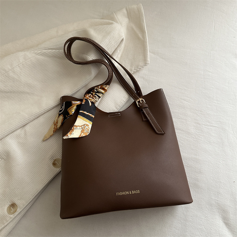 Single Shoulder Fashionable Large Capacity Simple New Free Delivery Designer Bag Temperament Commuting Luxury Bag New Versatile Texture Armpit Bag Wom