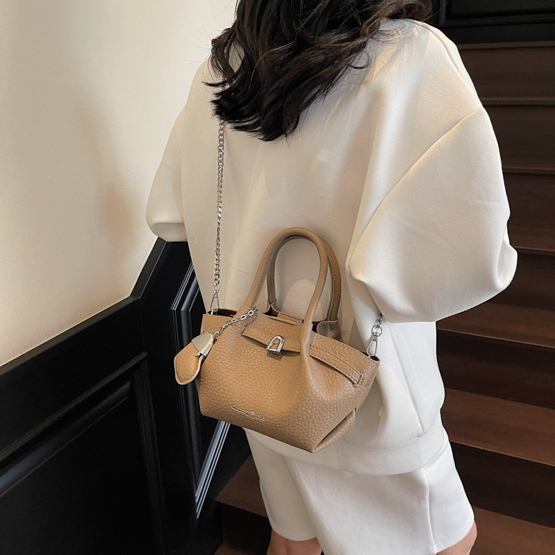 High end vegetable basket small shoulder fashionable hand-held armpit 2025 new trendy casual crossbody bag, textured women's bag