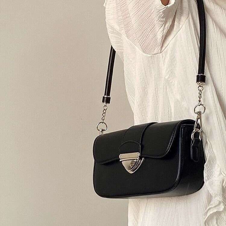 2024 Niche Design New Women's Fashion Buckle Underarm Versatile Single Shoulder Crossbody Bag