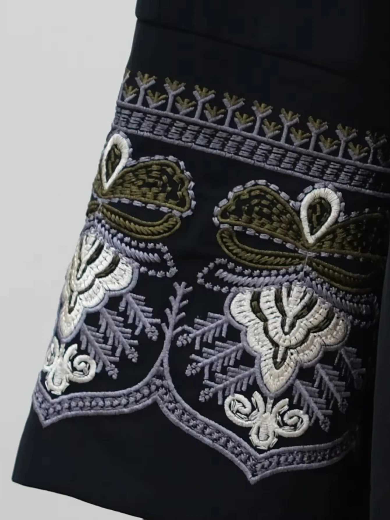 Middle East Style Muslim Kaftan Black Fabric Embroidered Slve Design White Line Accents for Gulf Region Modest Fashion Events X250514