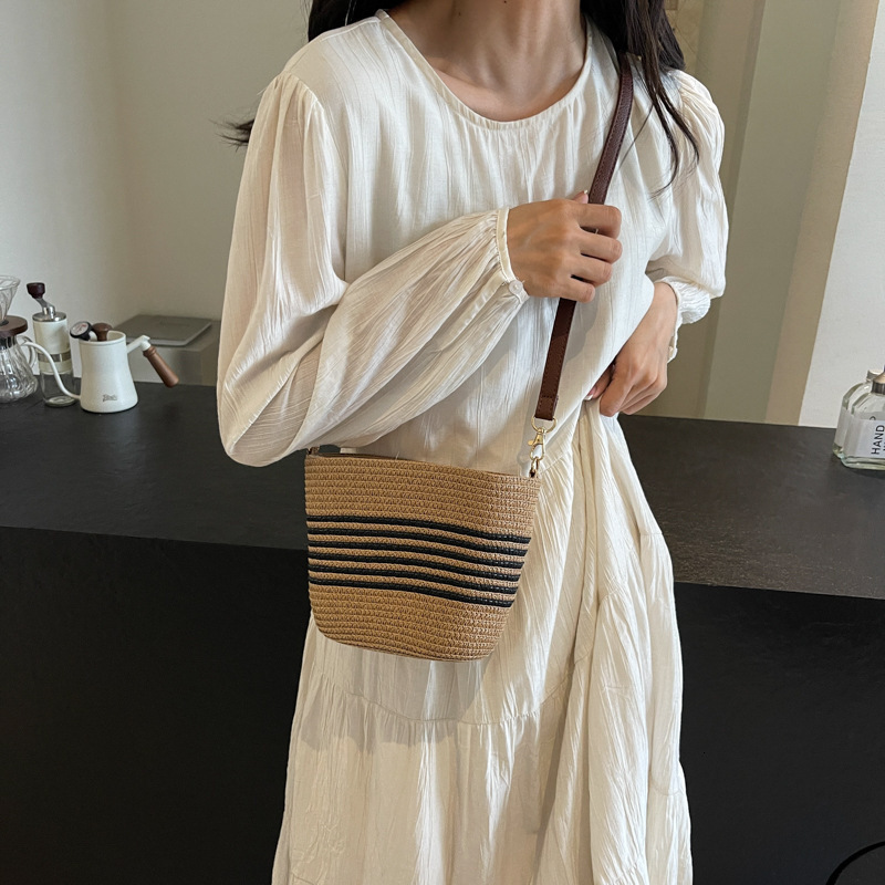 2025 new grass woven striped French beach designer retro high-end multifunctional vacation woven bucket shoulder horizontal mobile phone bag