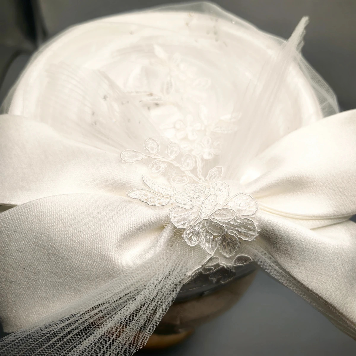 Elegant White Bridal Banquet Fascinator Top Bow Hat Tea Party Wedding Lace Veil Pillbox Cap for Women Celebrity 250513