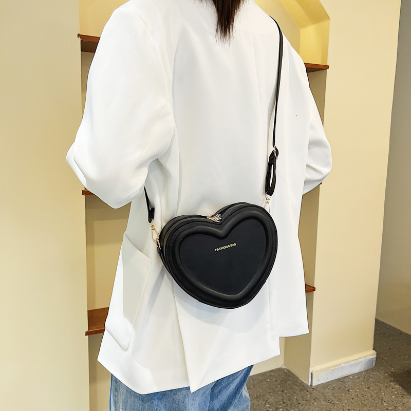 Free Delivery Designer Bag Fresh Wind Women 2025 Love Trendy Women's Heart Shaped One Shoulder Crossbody For Girls Cute Mini Bag Luxury Bag