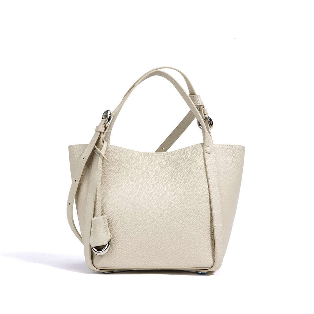 2025 New Niche Design Leather Large Capacity Fashionable Handbag Commuting Basket Women's Bag