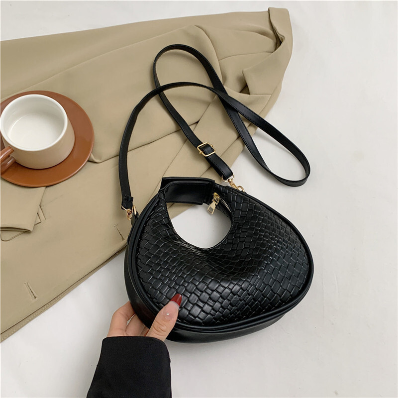 Free Delivery Designer Bag This Year's Trendy And Stylish Hand 2025 New Versatile Instagram Korean Version Crossbody Dumpling Texture For Women L