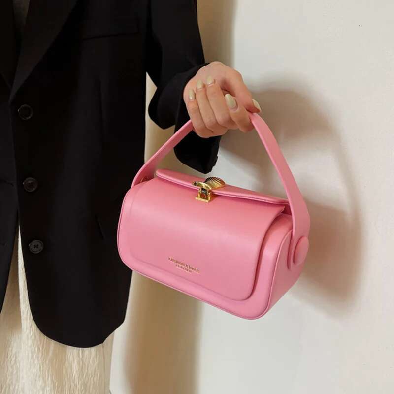 Classic Black Shoulder Bag Women's Versatile Retro Crossbody Square Bags New Large Capacity Textured Leather Flap Handbags