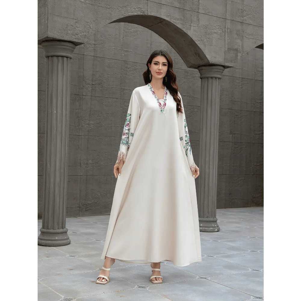Dubai Muslim womens abaya. It is a fashionable and elegant dress in Arabic style with a V-neck embroidered patterns and tassels X250514