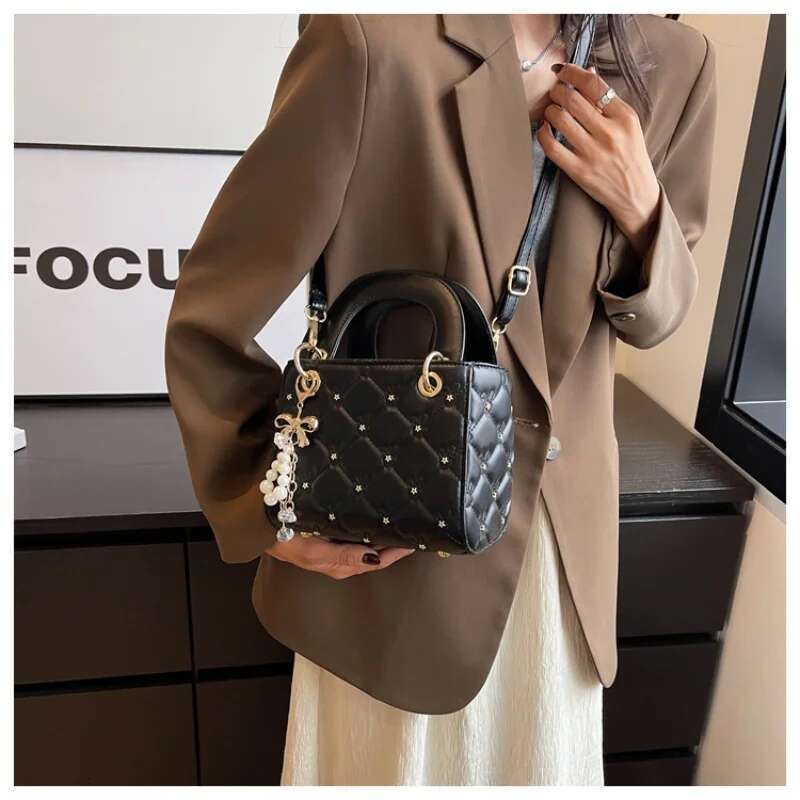 Classic Diana New Shoulder Fashionable Lingge Girl Crossbody Bag Simple and Versatile Embroidered Pearl Ladies Handbag