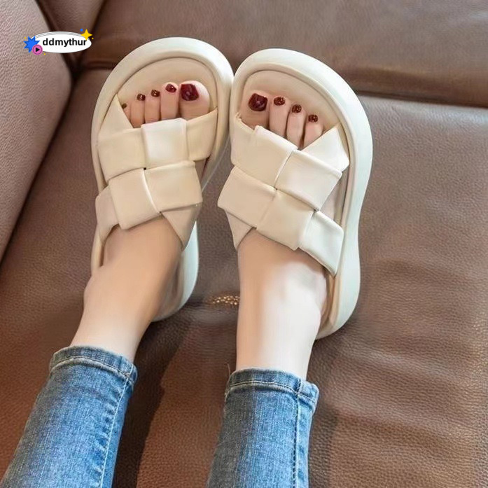 Cool slippers for women, fashionable outerwear, 2024 summer new item, thick soled women's shoes, high aesthetic value, flat bottom, high-end feel