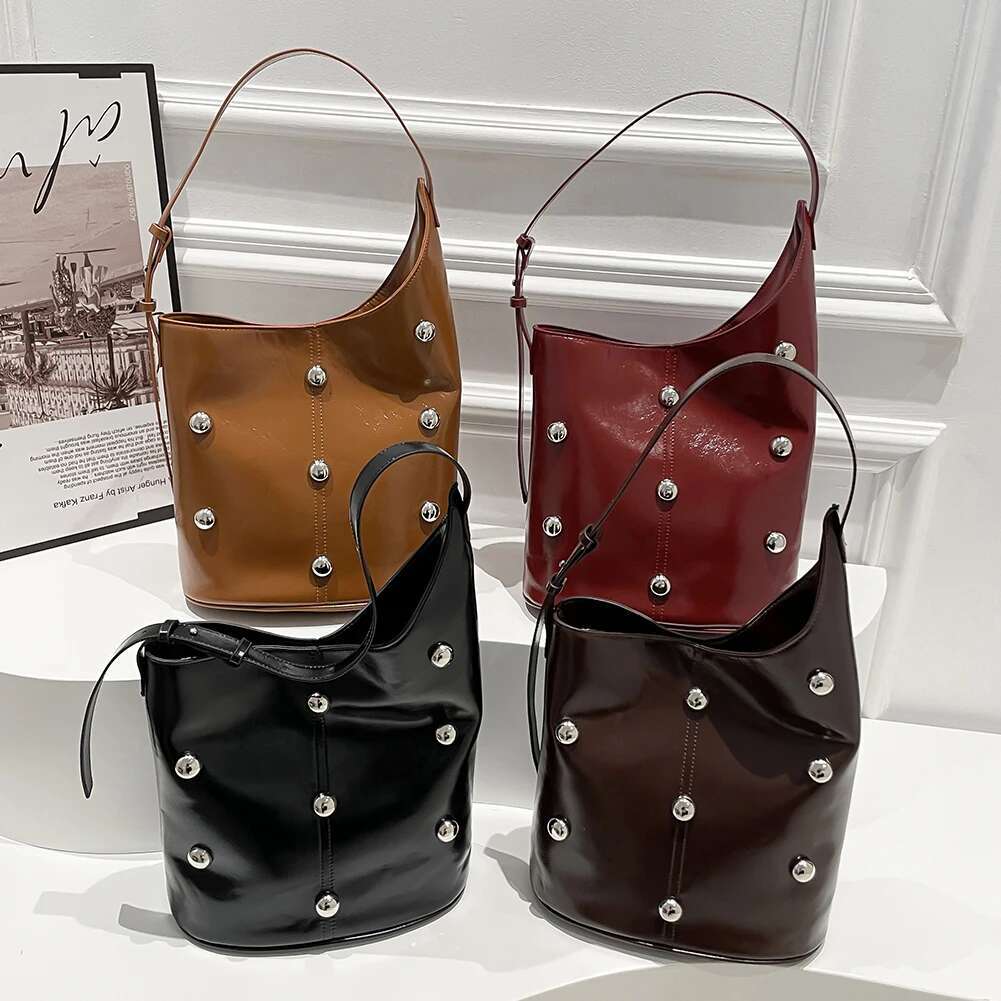 2025 New Bag 2025 Retro Women's Riveted Shoulder Magnetic Closure Underarm Bag with PU Leather Gauge Capacity Nail Tote Bag Punk Style Motorcycle