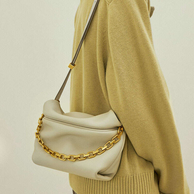 2025 New Women's Leather Pleated Cloud Fashion Chain Dumpling Shoulder Crossbody Bag