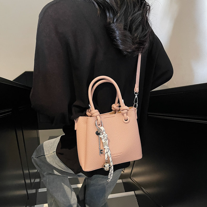 New bag for spring and summer casual women's small tote bag 2025 new large capacity designer single shoulder commuting crossbody bag, simple hand