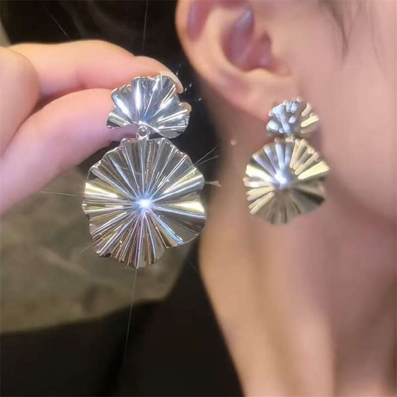 Exaggerated lotus leaf 2025 new trend niche geometric for women high-end face slimming earrings sier needle