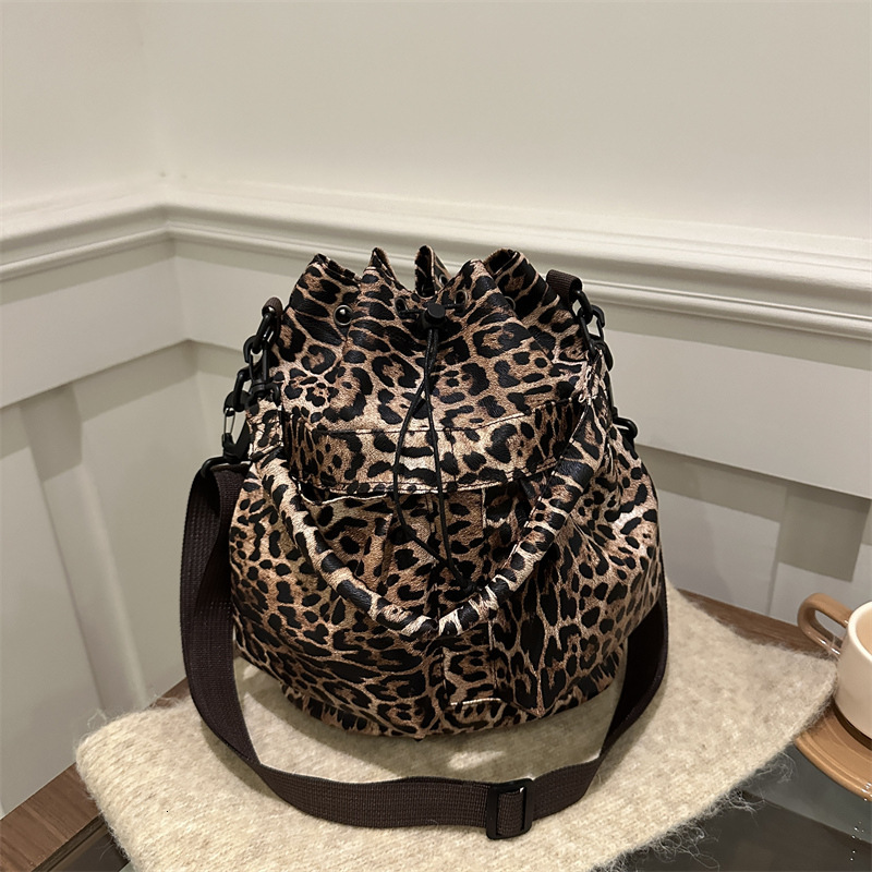 Free Delivery Designer Bag This year's popular fashion Korean version single shoulder crossbody 2025 winter new versatile ins leopard print Weste