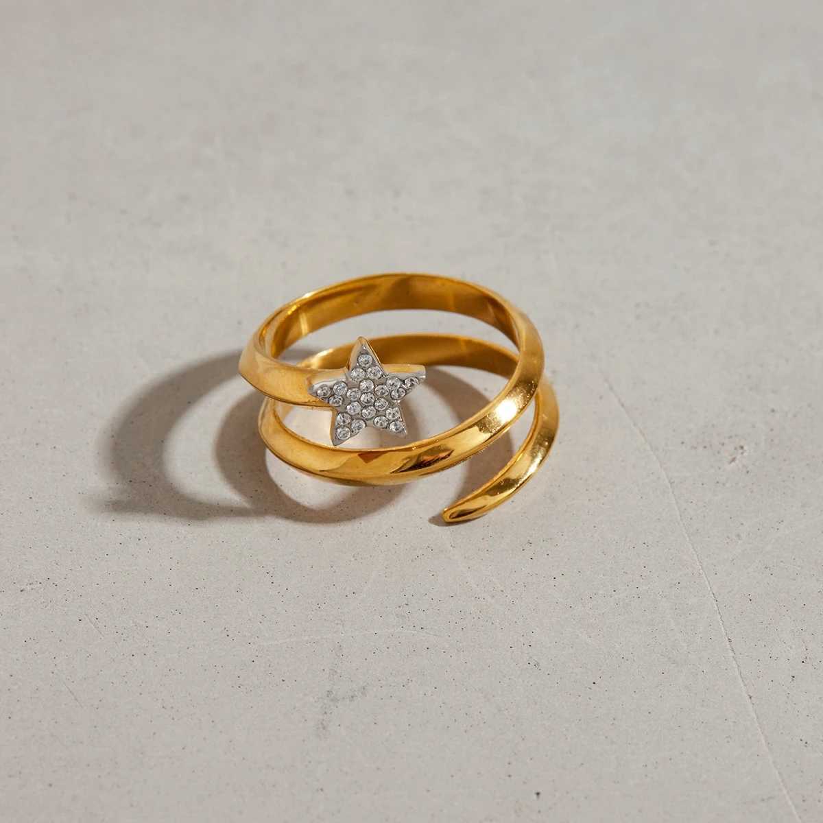 World Fashion Pentagram Three Layer Ring 18K Gold Color Plated Stainl Steel Water Diamond Star Stackable Ring Womens JewelrXJ250514