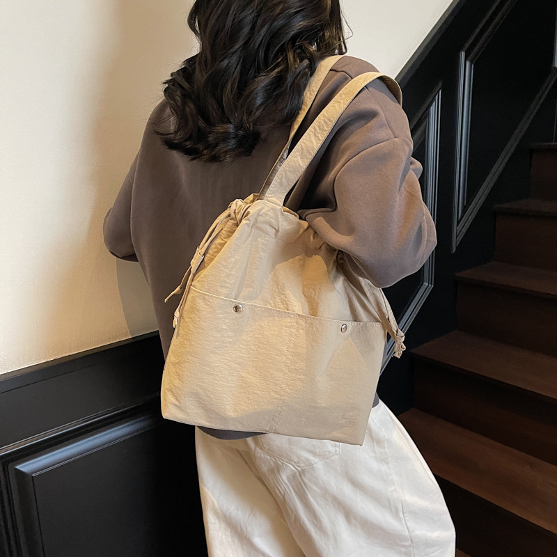 Large capacity lightweight waterproof nylon cloth women 2025 new student class single shoulder tote bag for leisure commuting