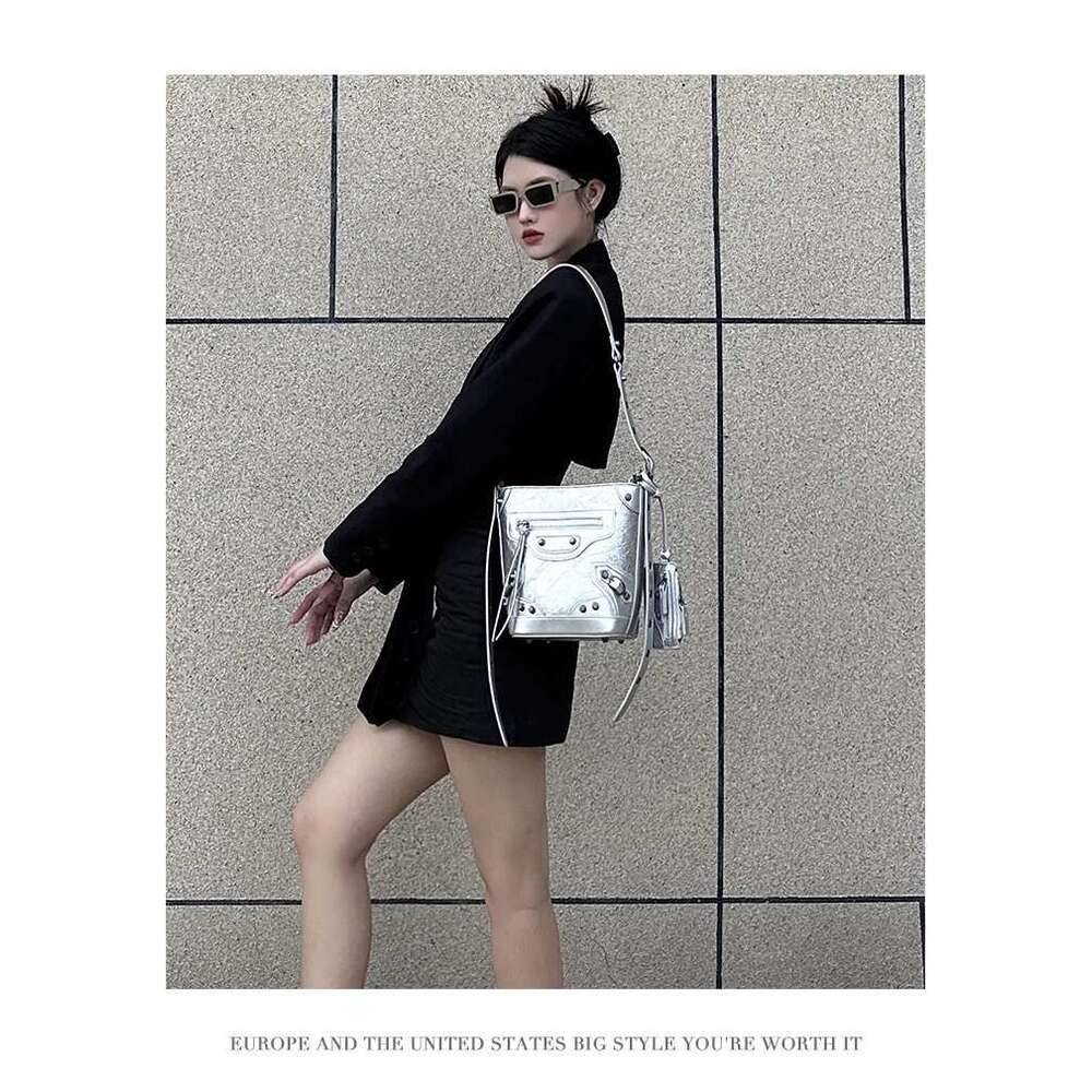 Punk Hot Girl Style Bucket Y2k Rivet Fashion Shoulder Female Tote Versatile Bags Crossbody Bag Handbag