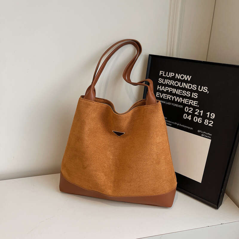 New retro shoulder women's Korean version, tote large capacity bag, veet leather handbag, color blocked, 2025 new style, unique and elegant tempe