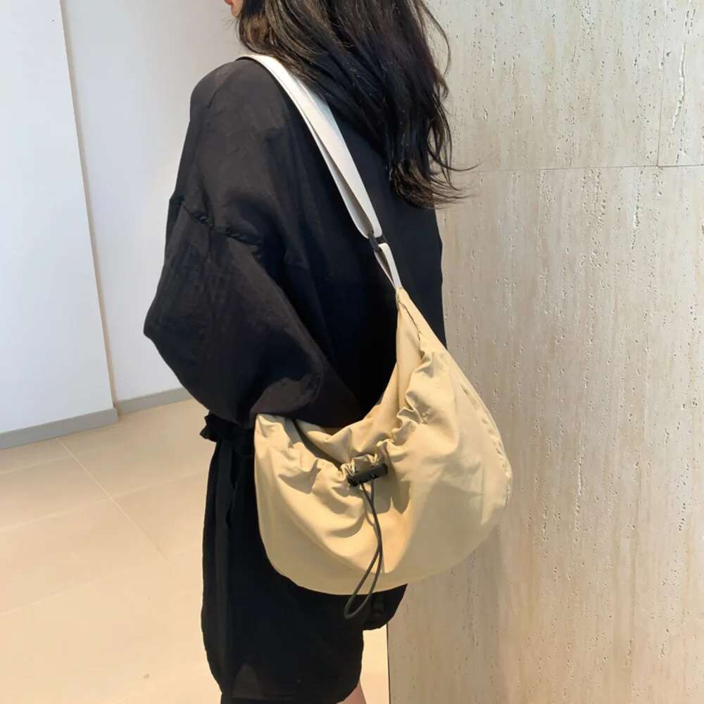 Niche Design New Nylon Shoulder Fashion Solid Color Pleated Crossbody Female Casual Versatile Classroom Commuting Bag