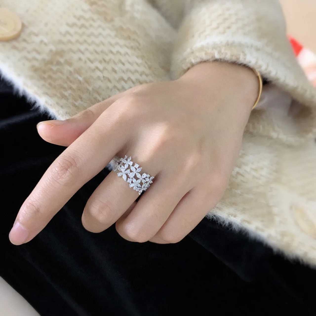 Elegant Flower Lab Diamond Ring 925 sterling silver Engagement Wedding band Rings for Women Bridal Gemstones Fine Party JewelryXJ250514