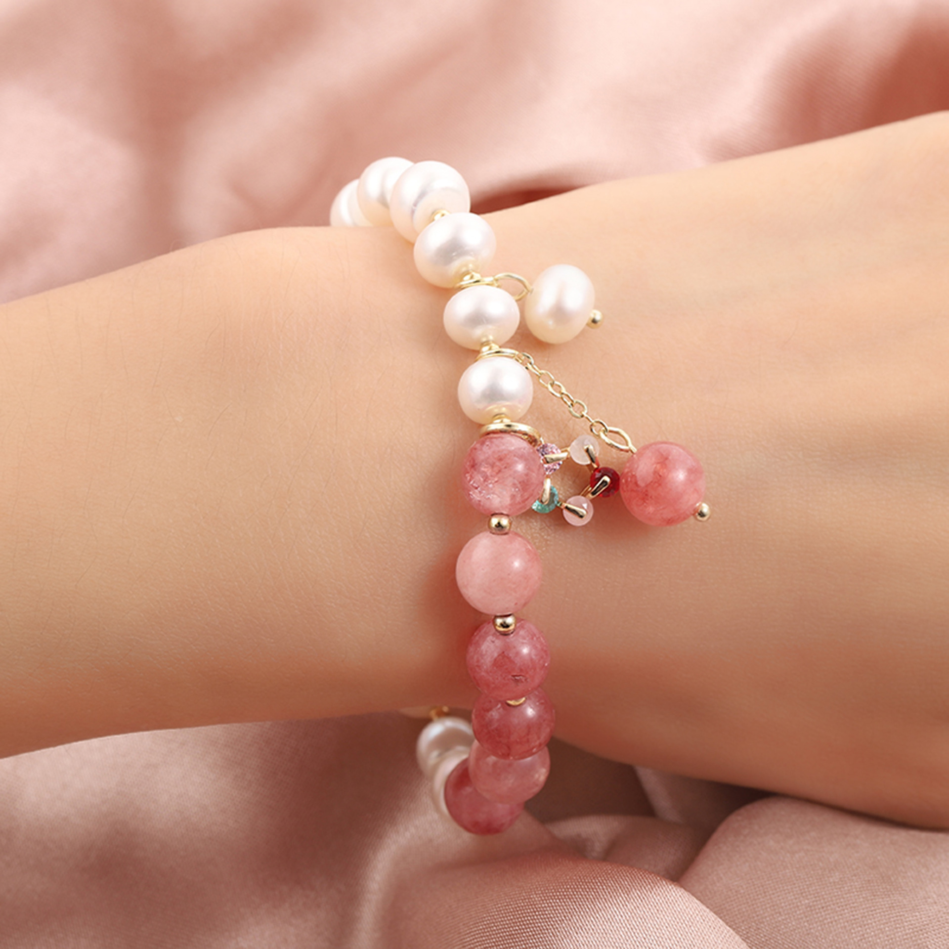 New niche design women's strawberry crystal pearl bracelet, super fairy countryside style, personalized fashion, colorful zirconium inlaid bracel