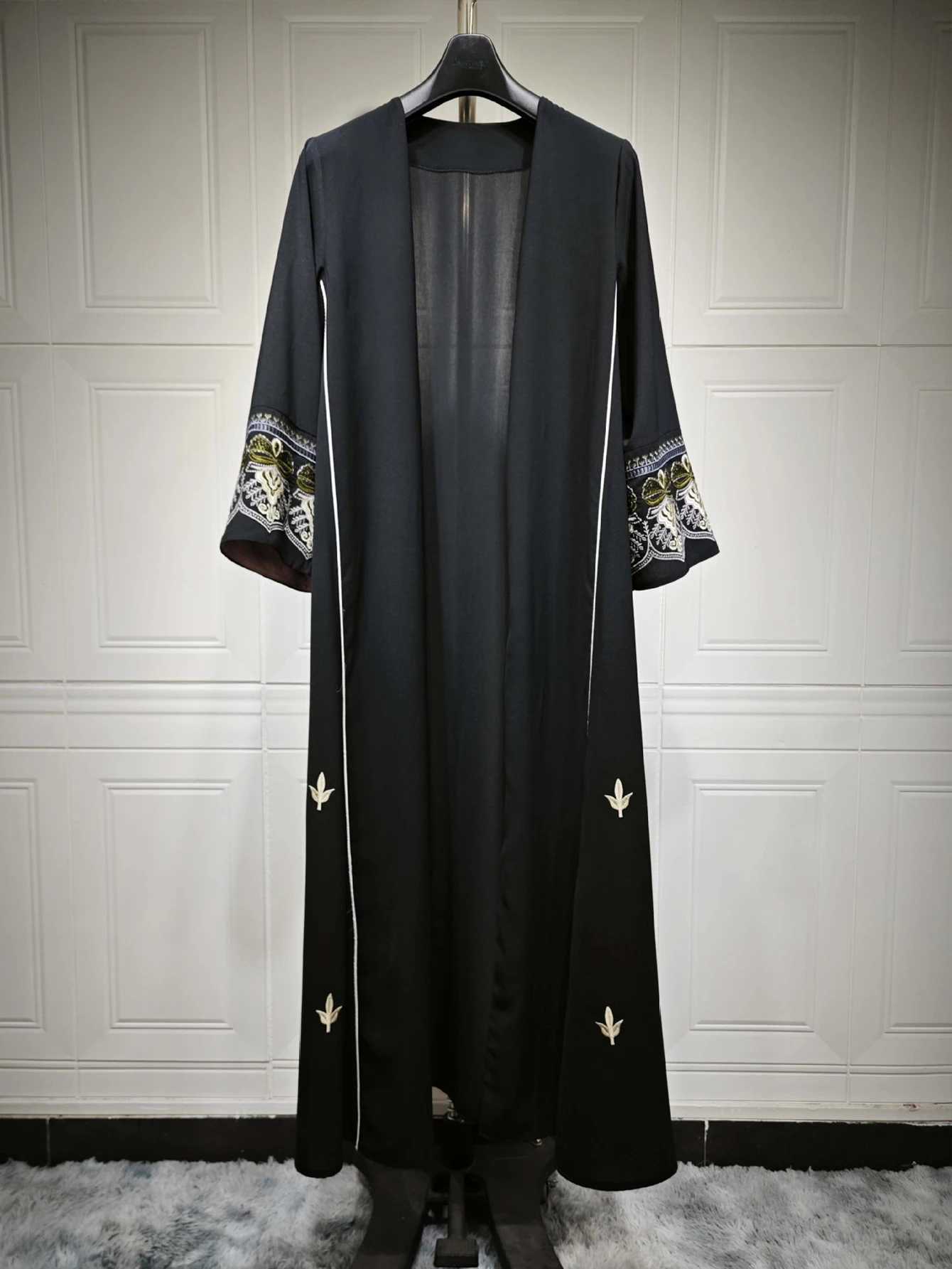 Middle East Style Muslim Kaftan Black Fabric Embroidered Slve Design White Line Accents for Gulf Region Modest Fashion Events X250514