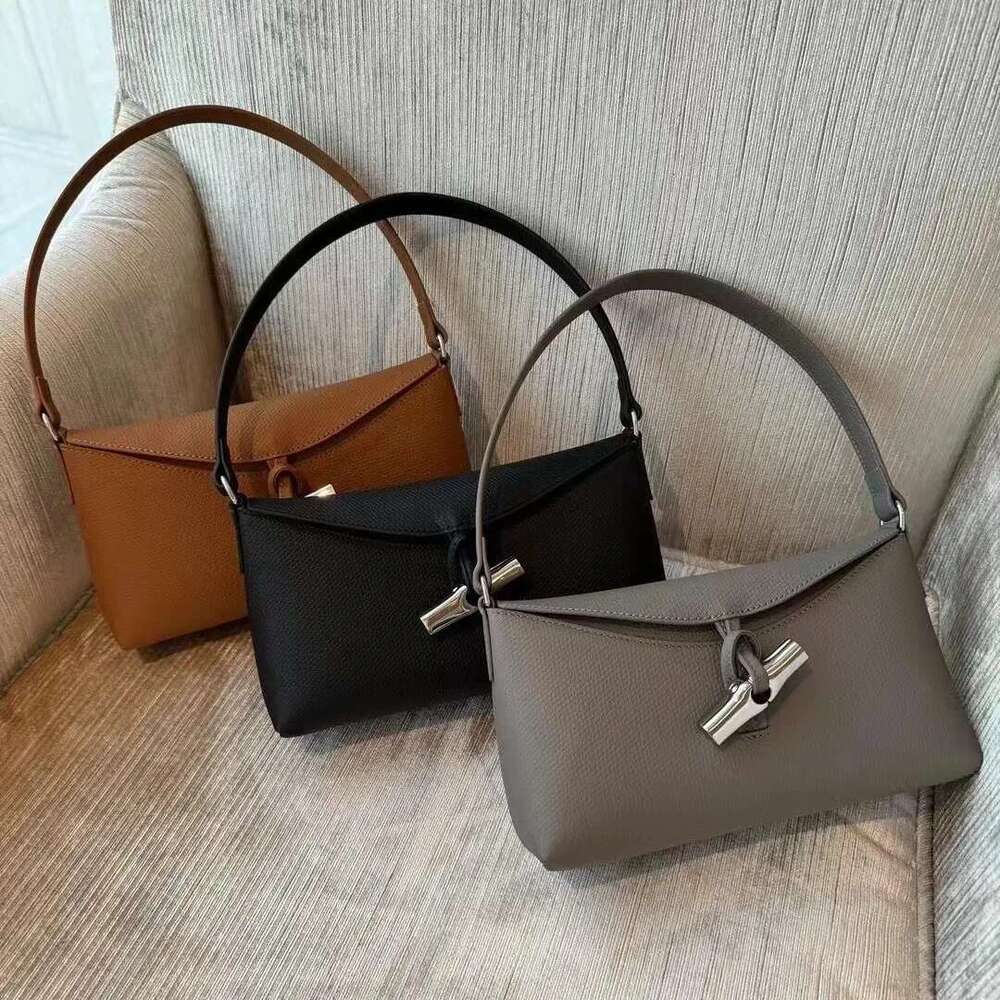 The 2024 new women's is fashionable, high-end, retro, versatile handbag, shoulder underarm bag, and a small square bag